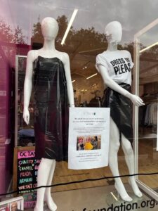 בובות לובשות שקיות זבל בחלון הראווה של חנות היוקרה של עמותת Octavia Foundation בלונדון